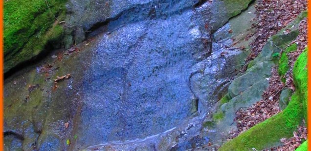 Потічок святилища Ярила з голубою водою