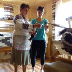 п. Ганна Копильчук показує Ніколь як прясти нитку для яворівських ліжників